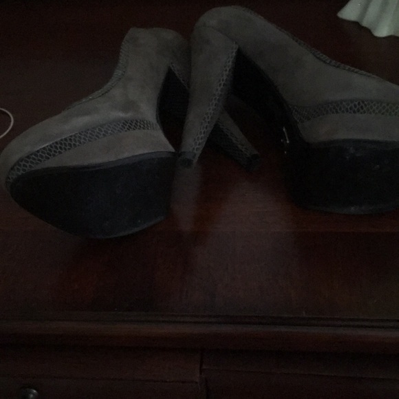 Shoe - Picture 2 of 4